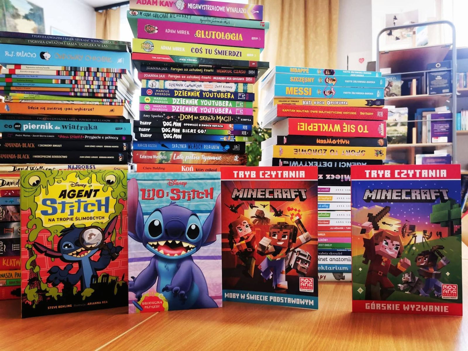 Nowości czytelnicze polecane uczniom przez bibliotekarza.