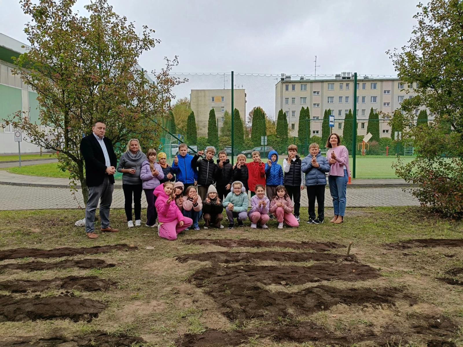 Uczniowie biorący udział w akcji