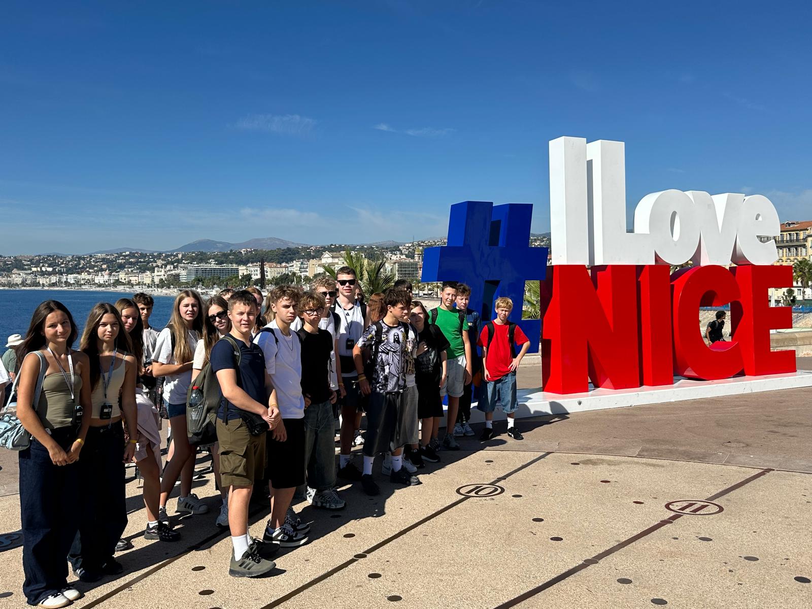 Grupa uczniów przy napisie ILove NICE