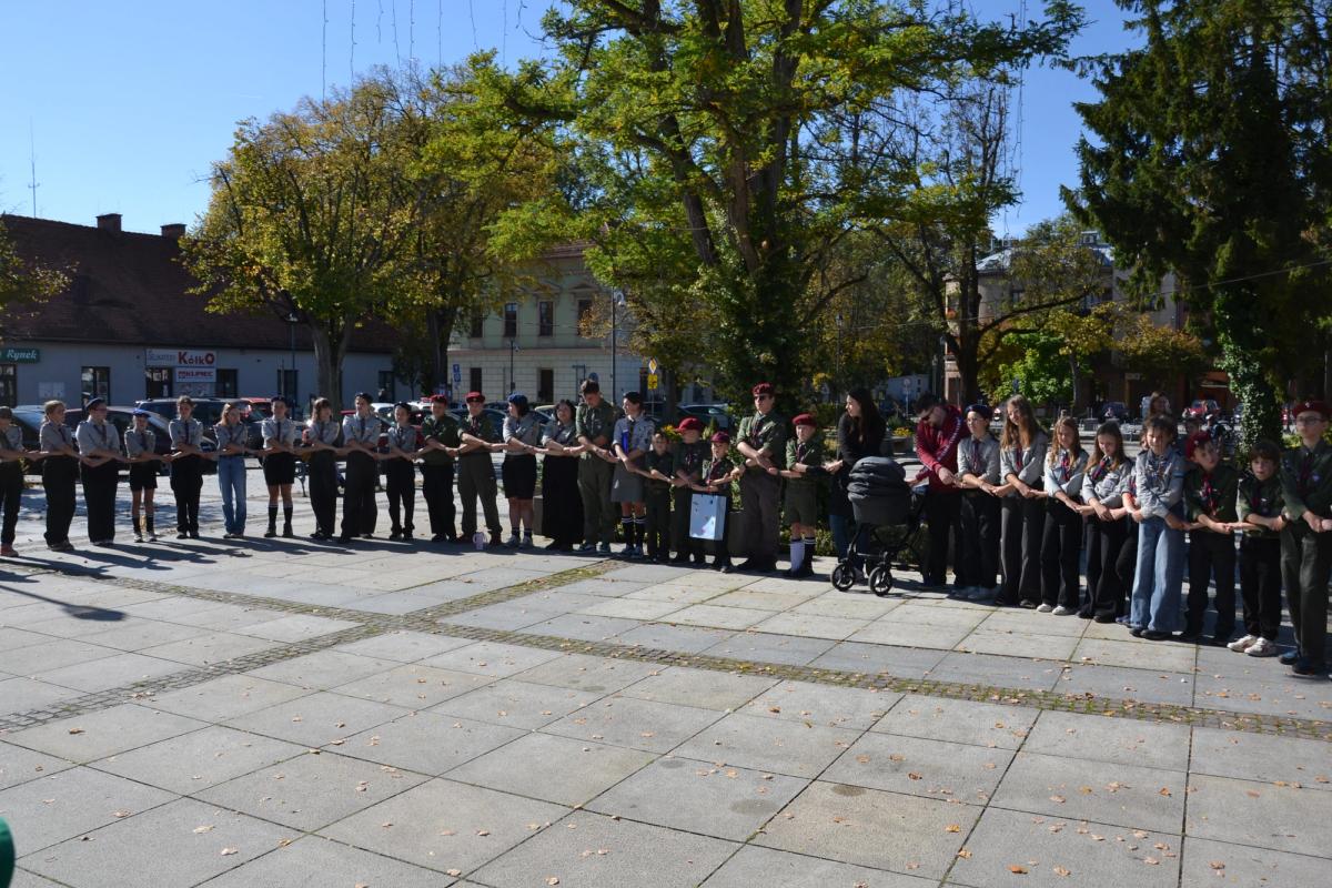 apel na zakończenie Rajdu na rynku w Krzeszowicach