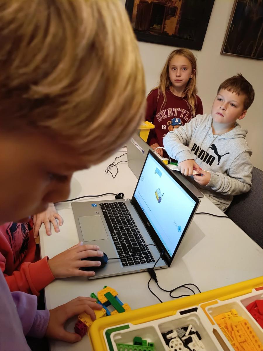 Dzieci podłączają zbudowany model do komputera
