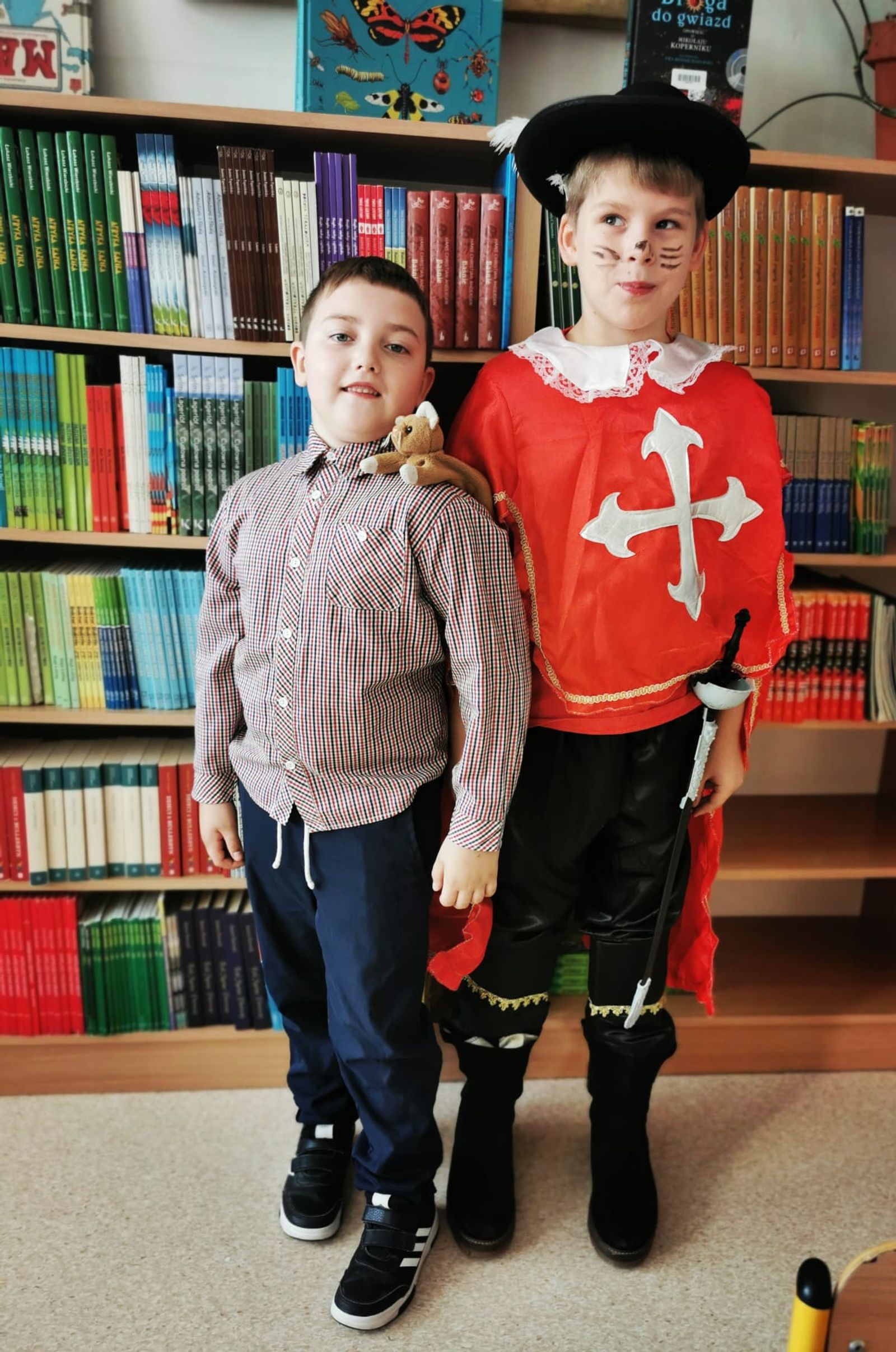Uczniowie klas pierwszych zostali oficjalnie czytelnikami  szkolnej biblioteki