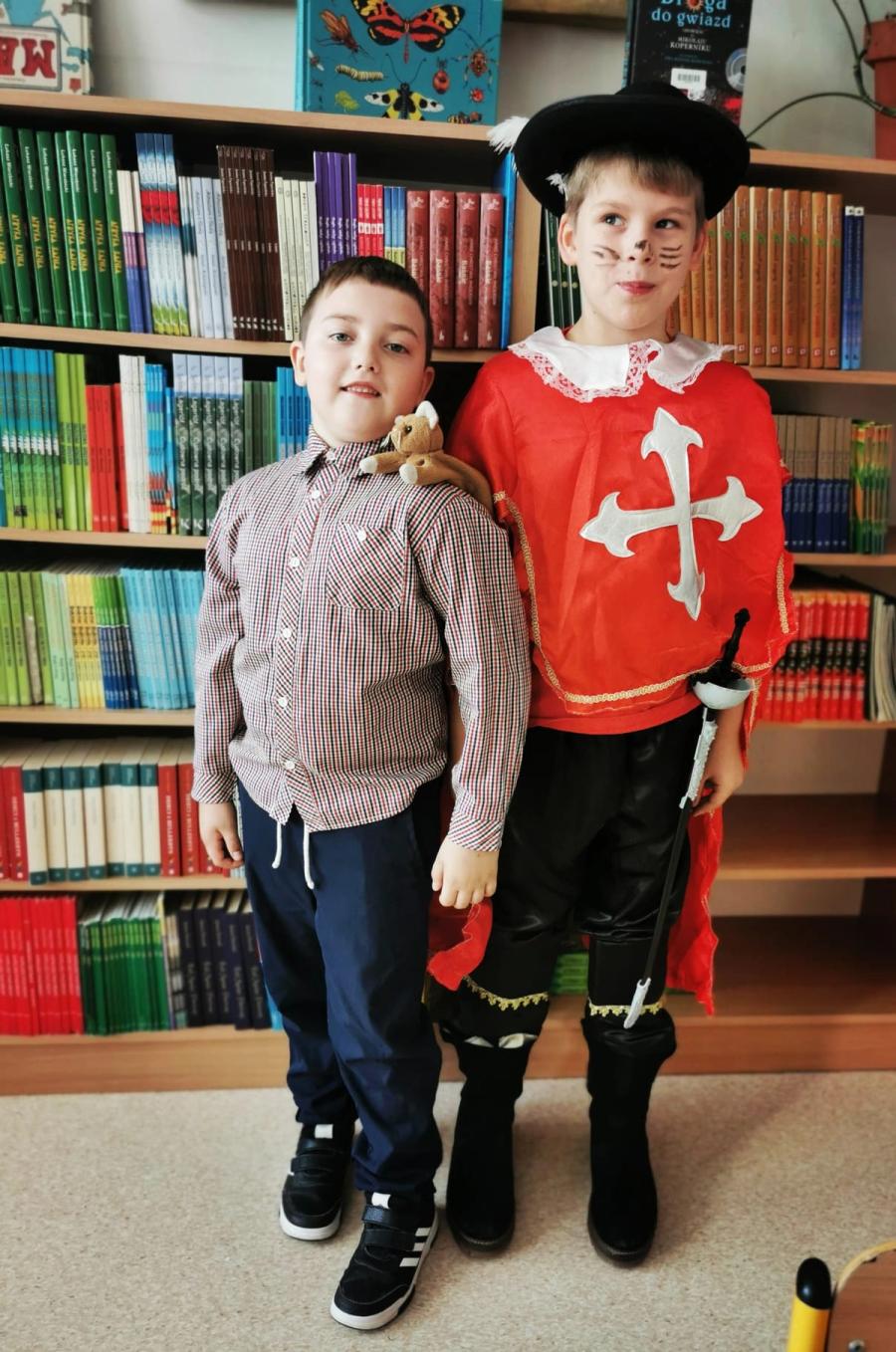 Uczniowie klas pierwszych zostali oficjalnie czytelnikami  szkolnej biblioteki