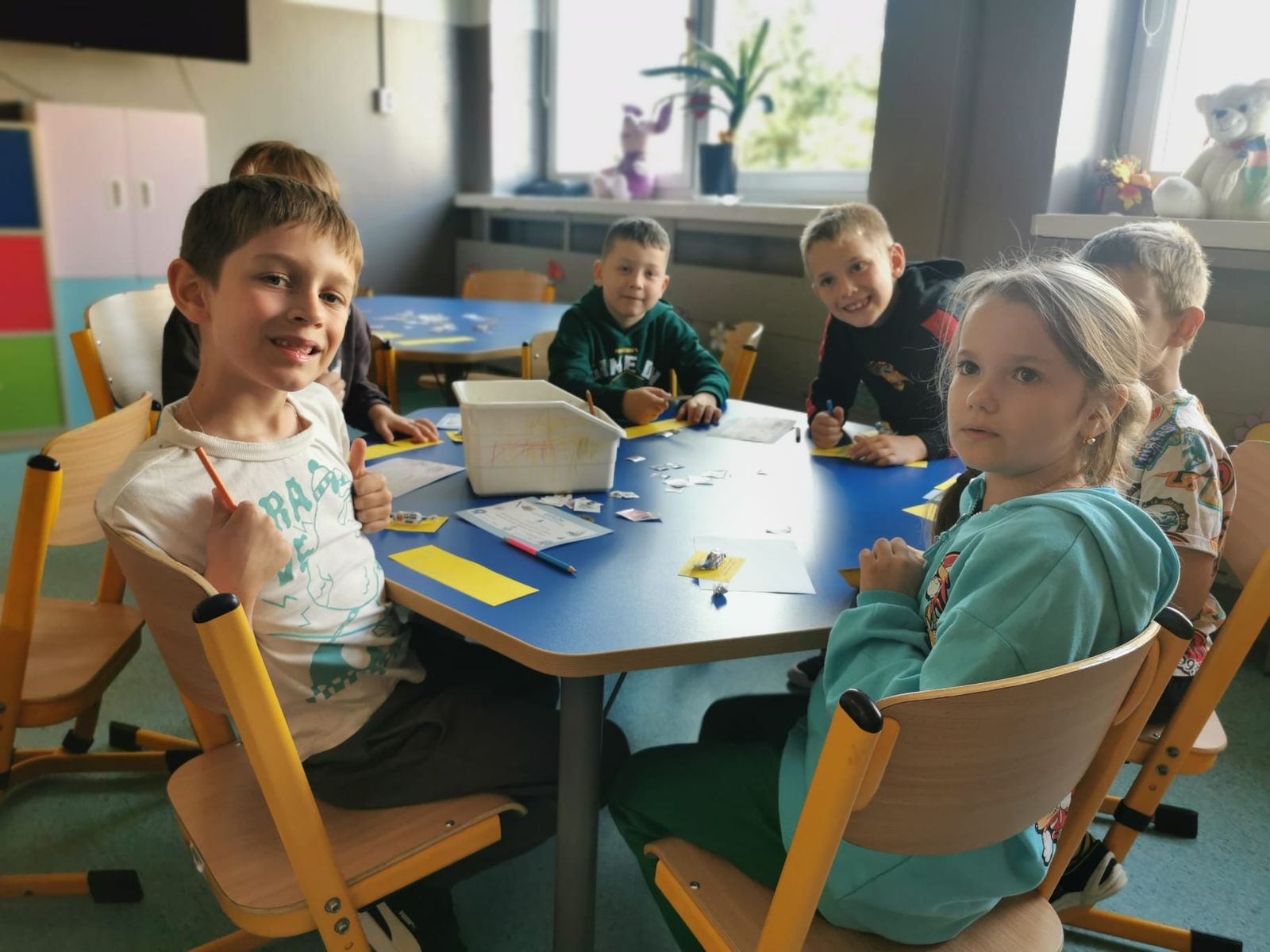 Uczniowie klas pierwszych zostali oficjalnie czytelnikami  szkolnej biblioteki