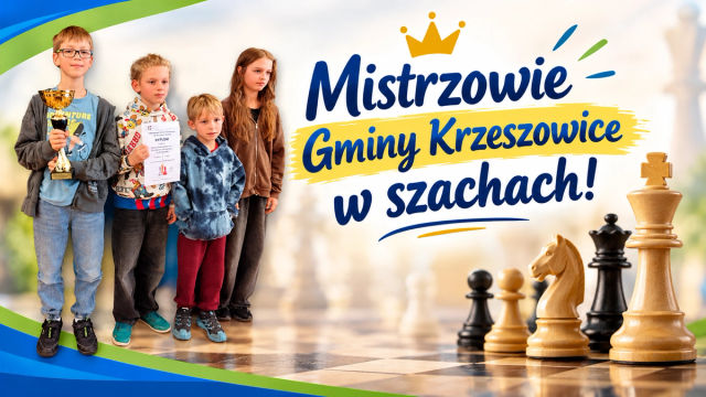 Czwórka uczniów z pucharem, pionki do gry w szachy