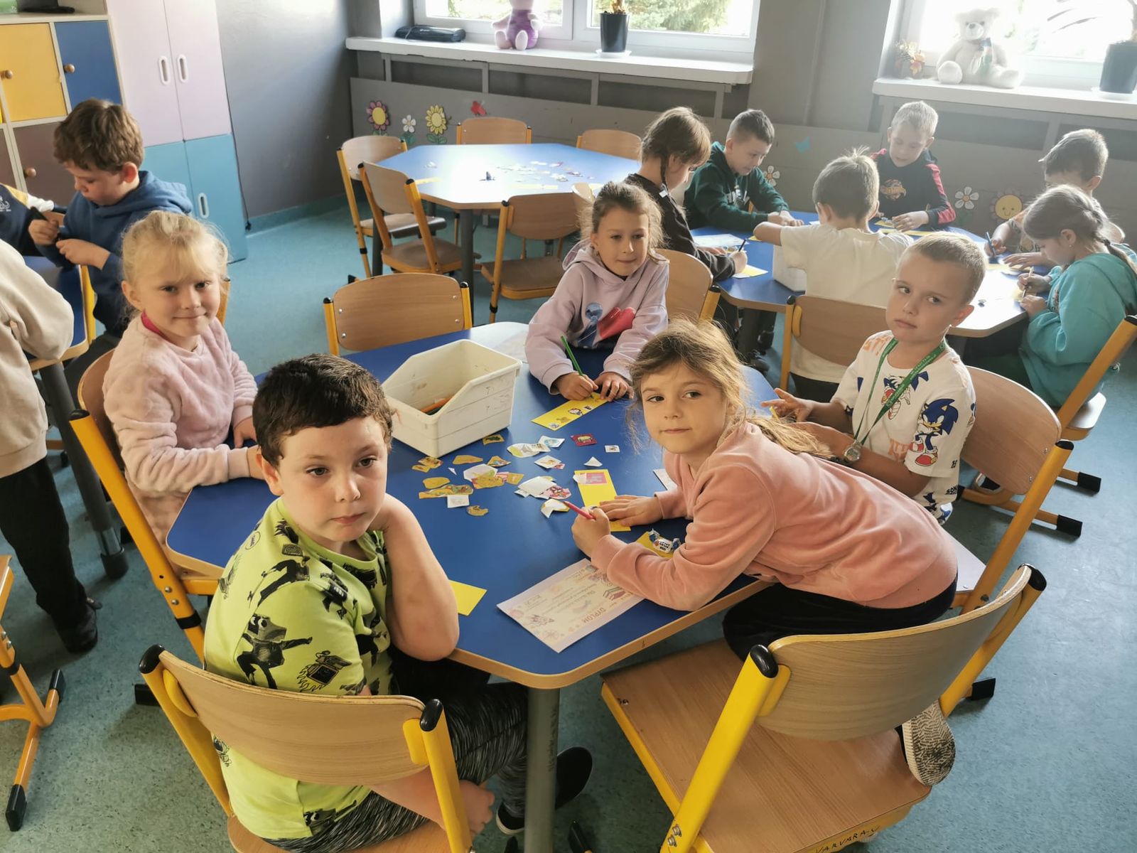 Uczniowie klas pierwszych zostali oficjalnie czytelnikami  szkolnej biblioteki