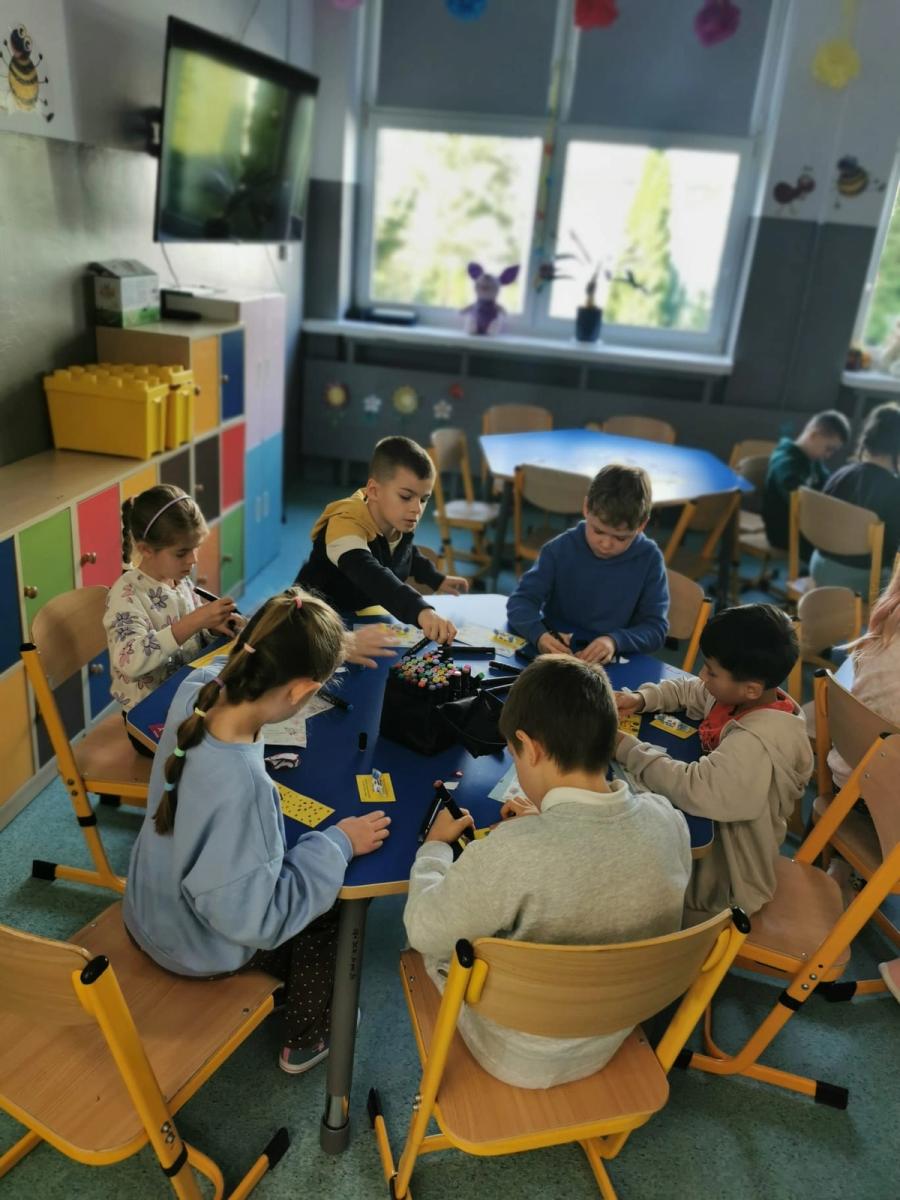 Uczniowie klas pierwszych zostali oficjalnie czytelnikami  szkolnej biblioteki