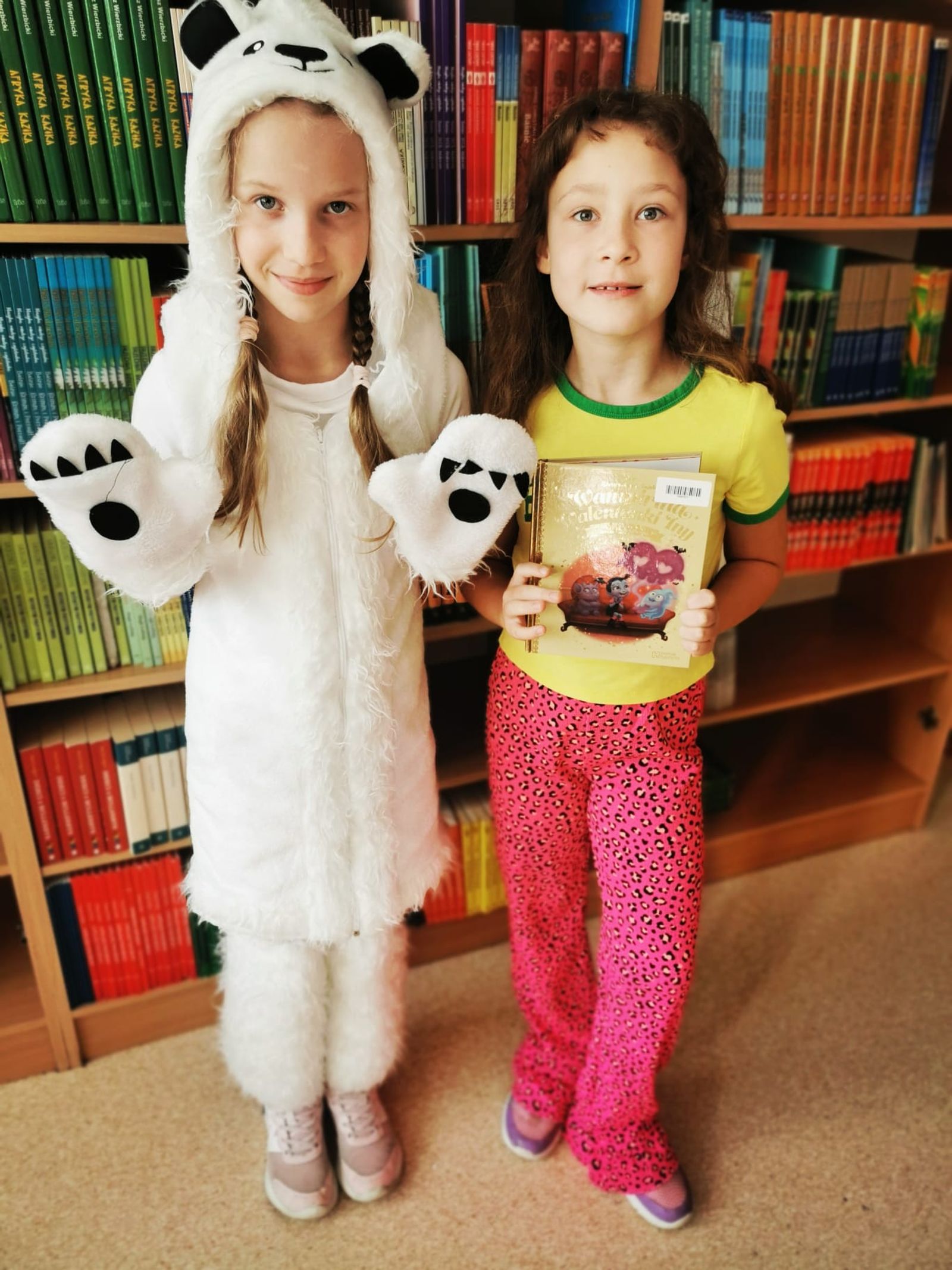 Uczniowie klas pierwszych zostali oficjalnie czytelnikami  szkolnej biblioteki