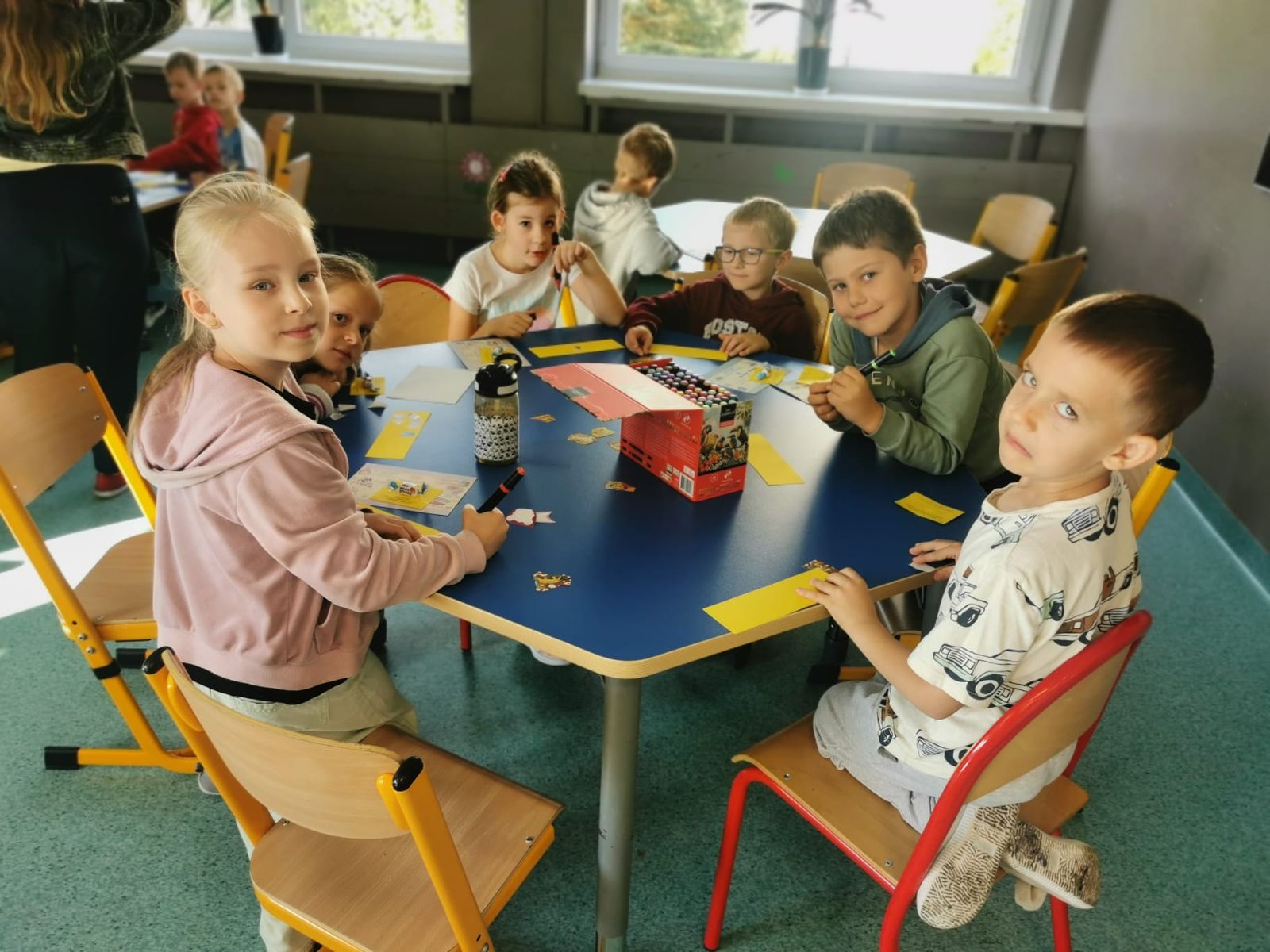Uczniowie klas pierwszych zostali oficjalnie czytelnikami  szkolnej biblioteki