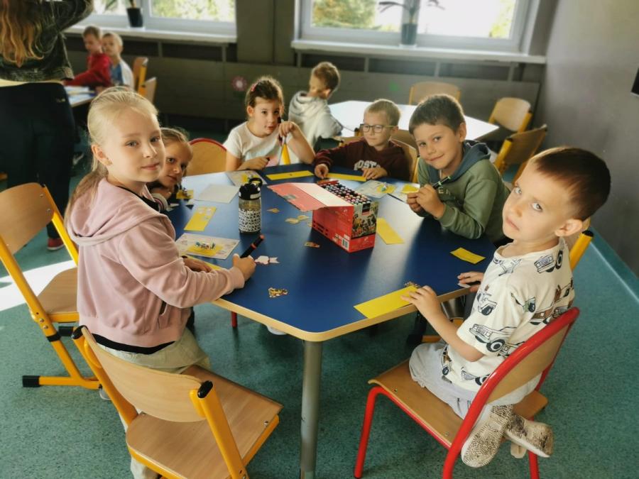 Uczniowie klas pierwszych zostali oficjalnie czytelnikami  szkolnej biblioteki