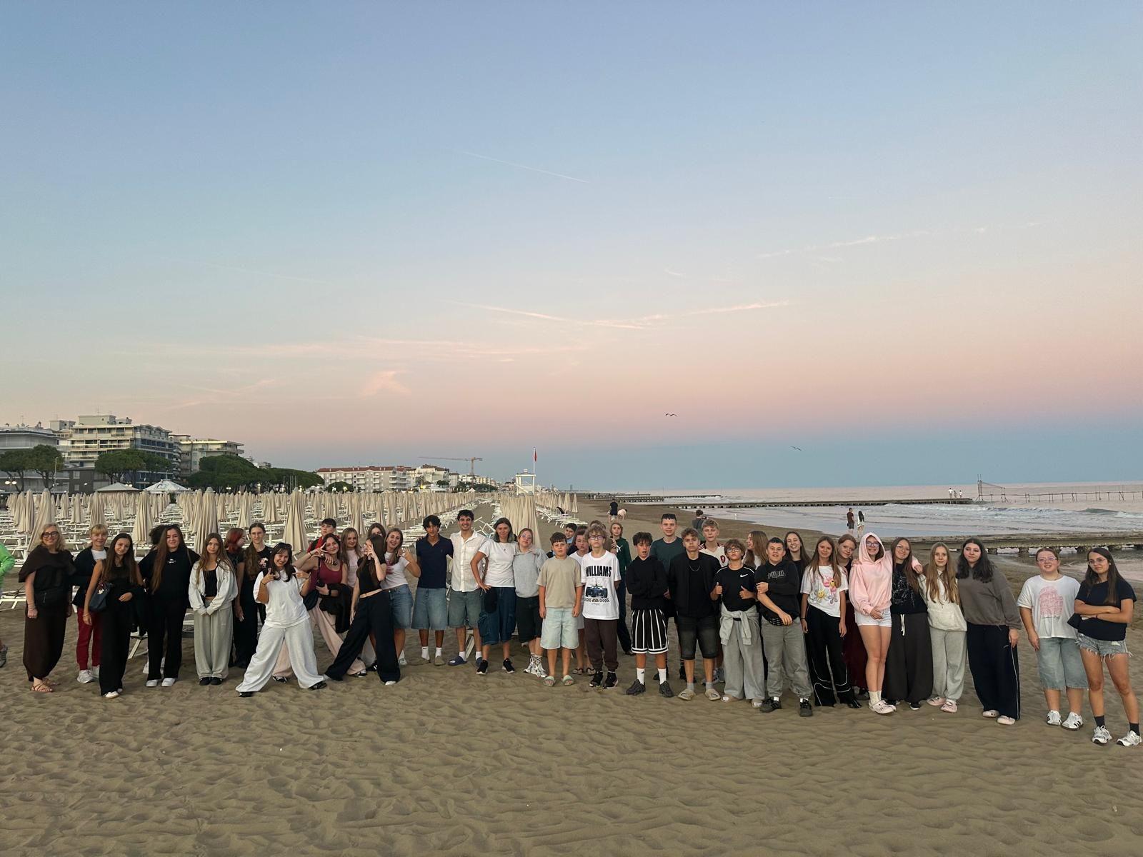 Uczniowie na plaży we Włoszech 