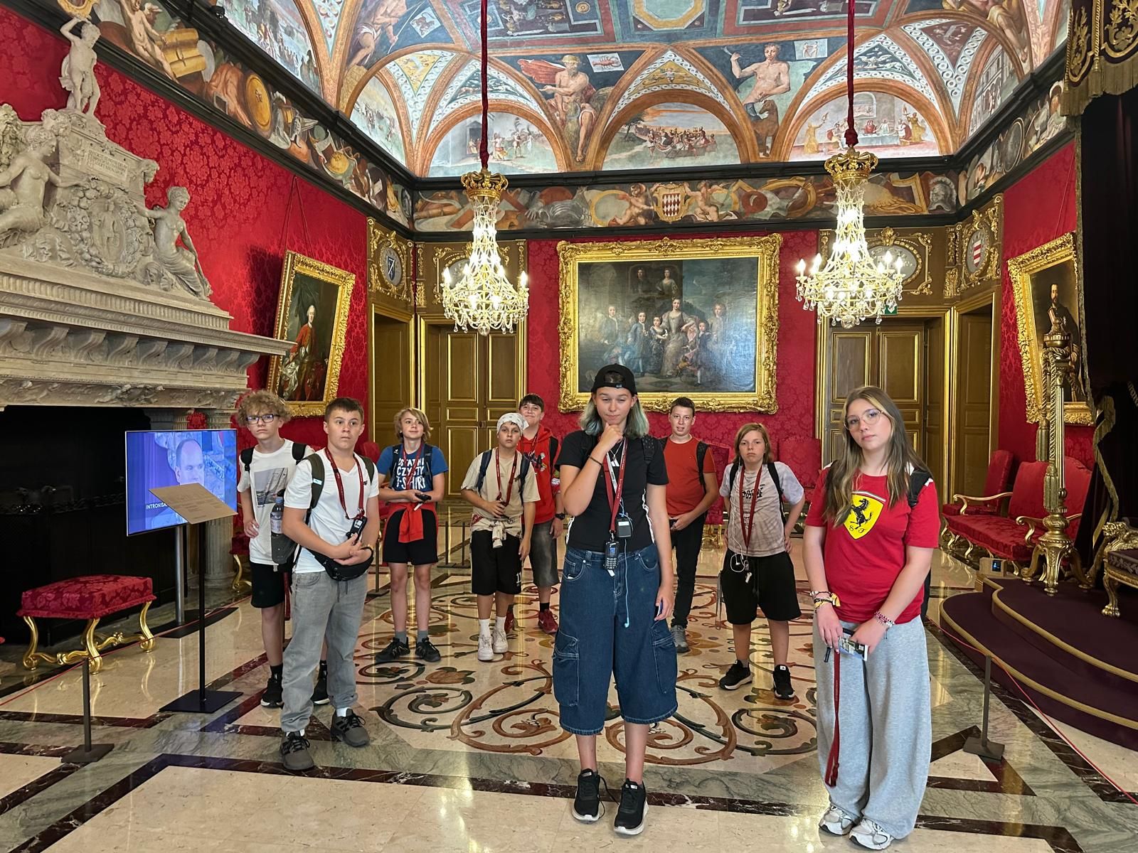 Grupa uczniów w jednej sali Pałacu Książęcego