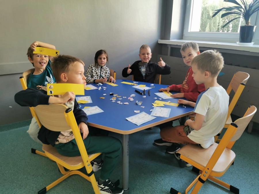 Uczniowie klas pierwszych zostali oficjalnie czytelnikami  szkolnej biblioteki