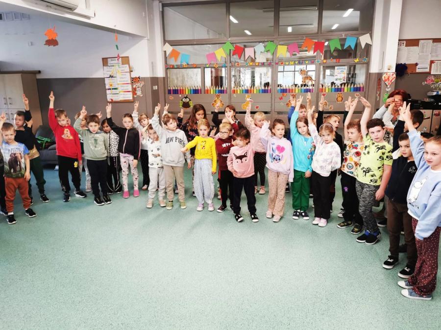 Uczniowie klas pierwszych zostali oficjalnie czytelnikami  szkolnej biblioteki