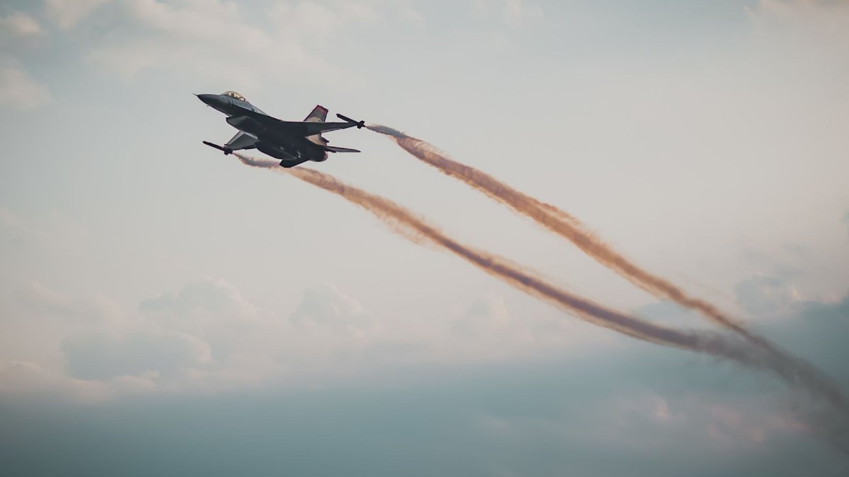 Concurso Aeronáutica 2026: Aeronave militar da Força Aérea Brasileira em voo