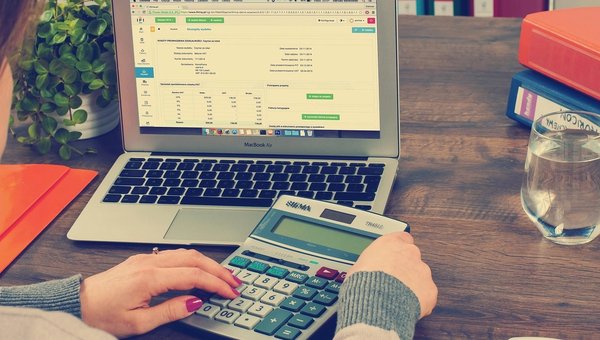 Concurso ADEAL: 44 vagas e salário de R$ 7,3 mil; inscrições até 20/10