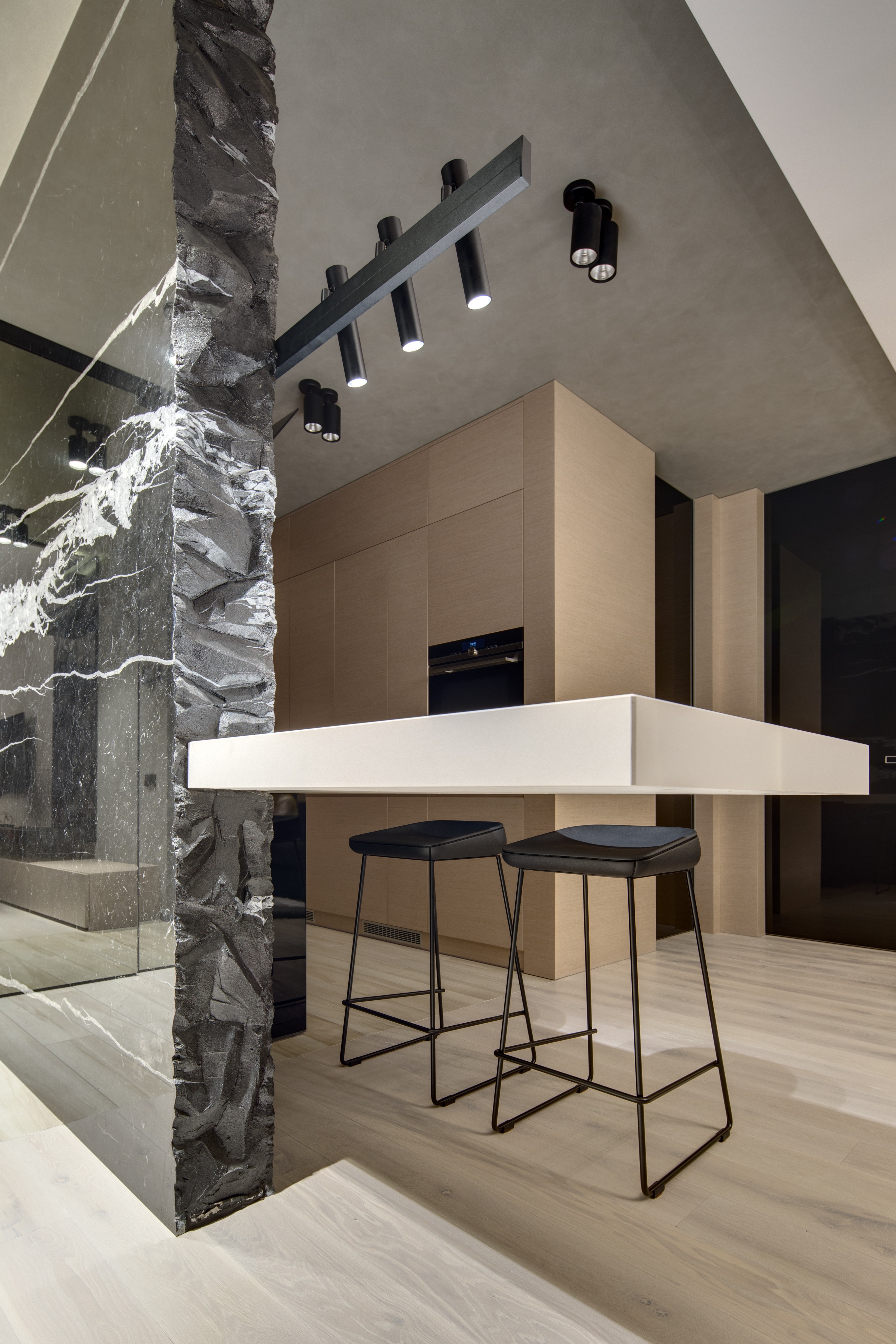 Marmur we wnętrzu – monolityczny element z naturalnego kamienia w projekcie Sokruta Design