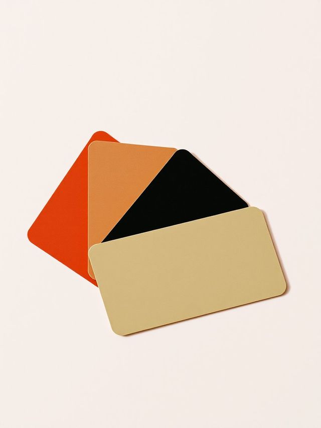 Visuel provisoire : Éventail de quatre cartes de couleurs différentes sur fond crème