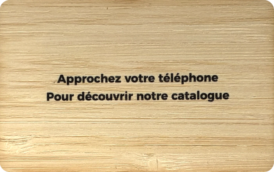 Verso de la carte : « Approchez votre téléphone pour découvrir notre catalogue »