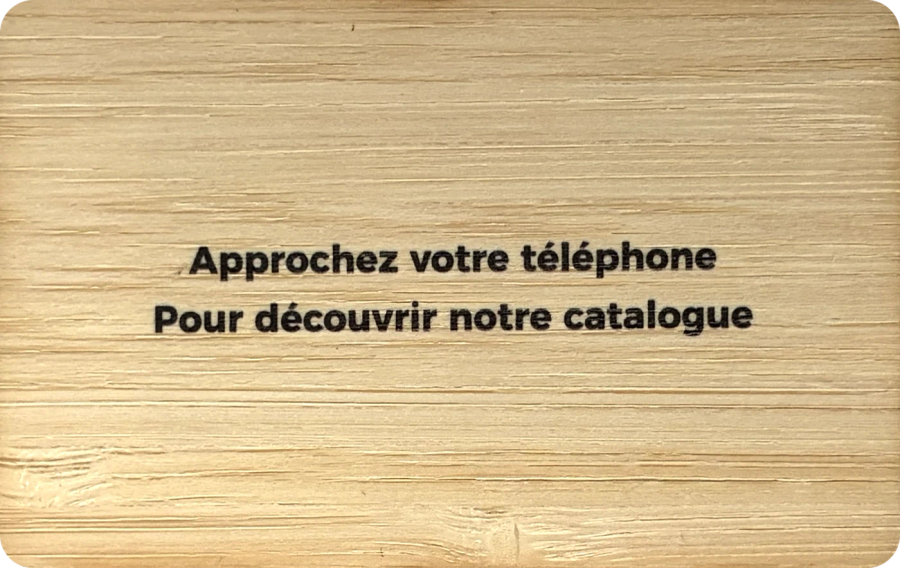 Verso de la carte : « Approchez votre téléphone pour découvrir notre catalogue »