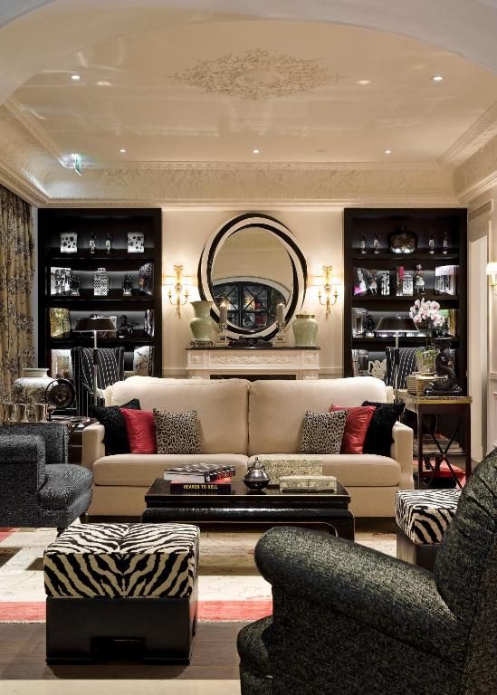Salon de l’Hôtel Keppler, canapé clair et bibliothèques noires