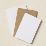 Visuel provisoire : Trois cartes en carton blanc et kraft sur fond crème