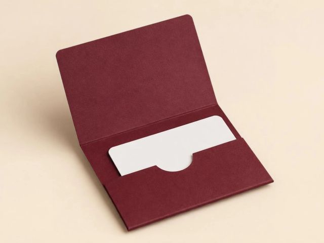 Visuel provisoire : Porte-carte bordeaux ouvert, une carte-clé blanche glissée dans la pochette, sur fond crème