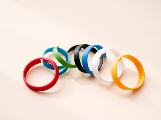 Visuel provisoire : Bracelets en silicone de couleurs variées, rouge, vert, bleu, noir, blanc et jaune