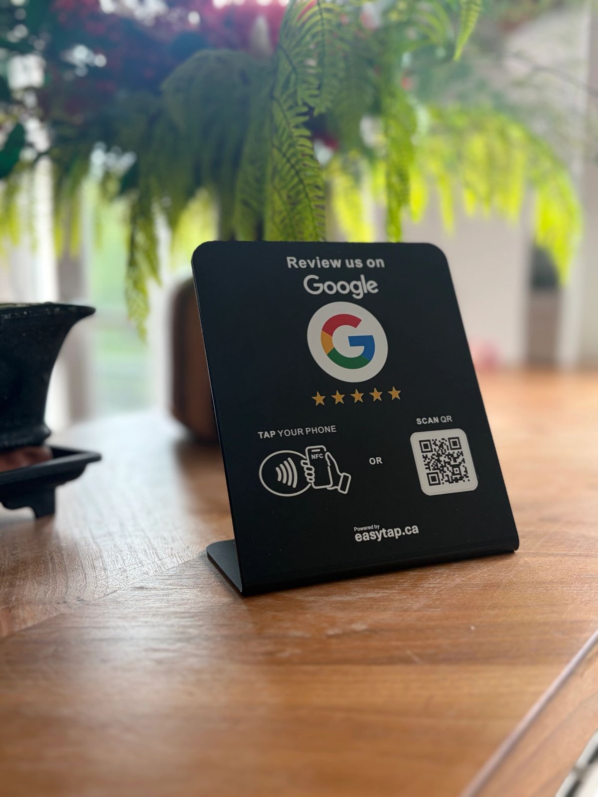 Panneau avis Google NFC en chevalet noir posé sur une table, avec QR code