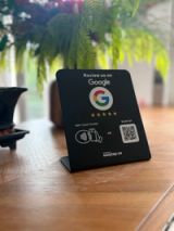 Panneau avis Google NFC en chevalet noir posé sur une table, avec QR code