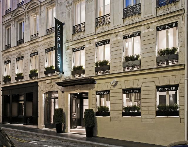 Façade de l’Hôtel Keppler à Paris, ses stores noirs au nom de l’hôtel