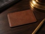 Visuel provisoire : Carte en simili cuir cognac sur un bureau en noyer