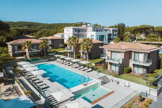 Vue aérienne du Kube Saint-Tropez, sa piscine et ses bâtiments entourés de pins
