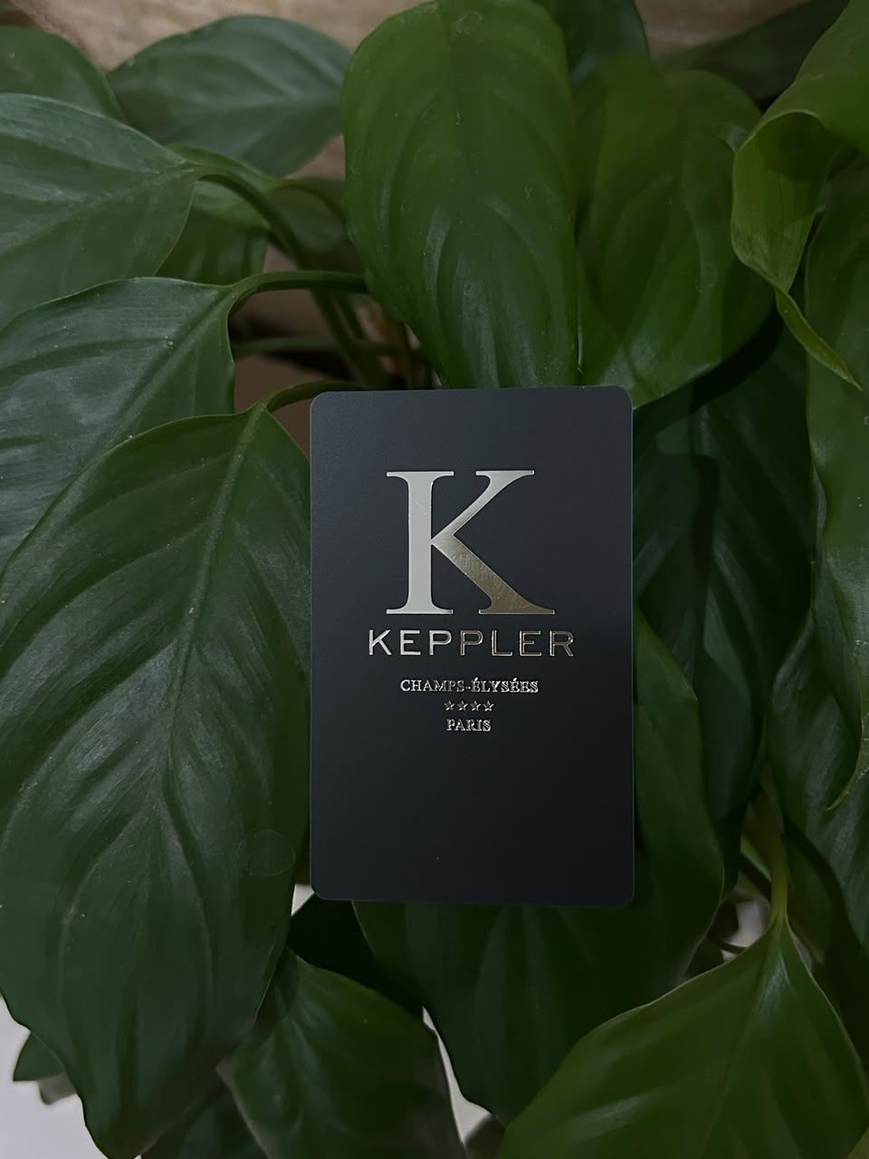 Carte-clé noire mate de l’Hôtel Keppler, logo K au tampon à chaud argenté