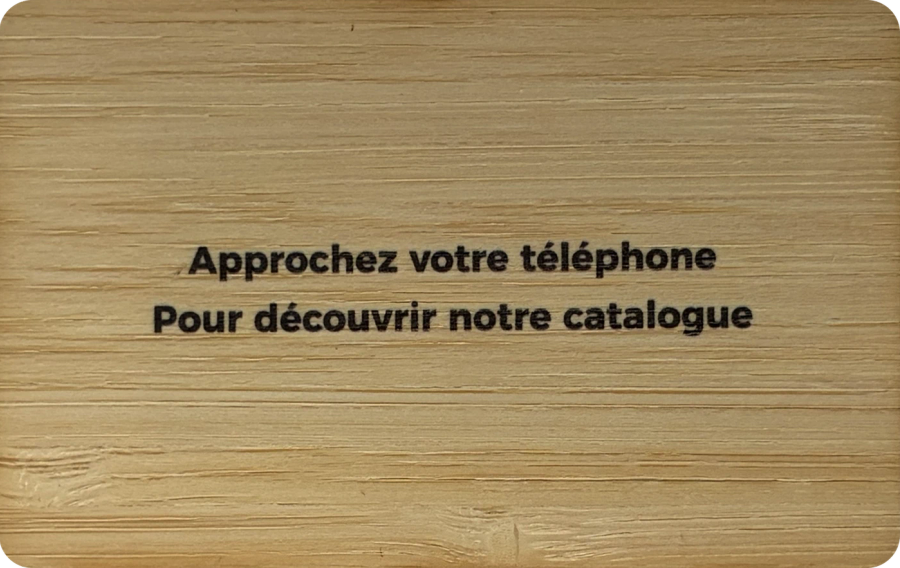 Verso de la carte : « Approchez votre téléphone pour découvrir notre catalogue »