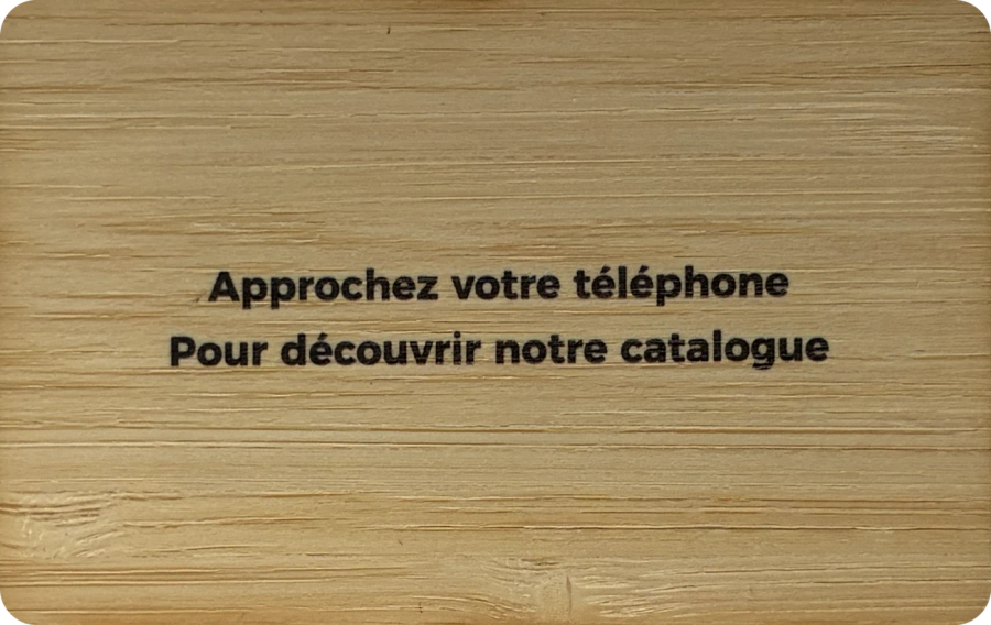 Verso de la carte : « Approchez votre téléphone pour découvrir notre catalogue »
