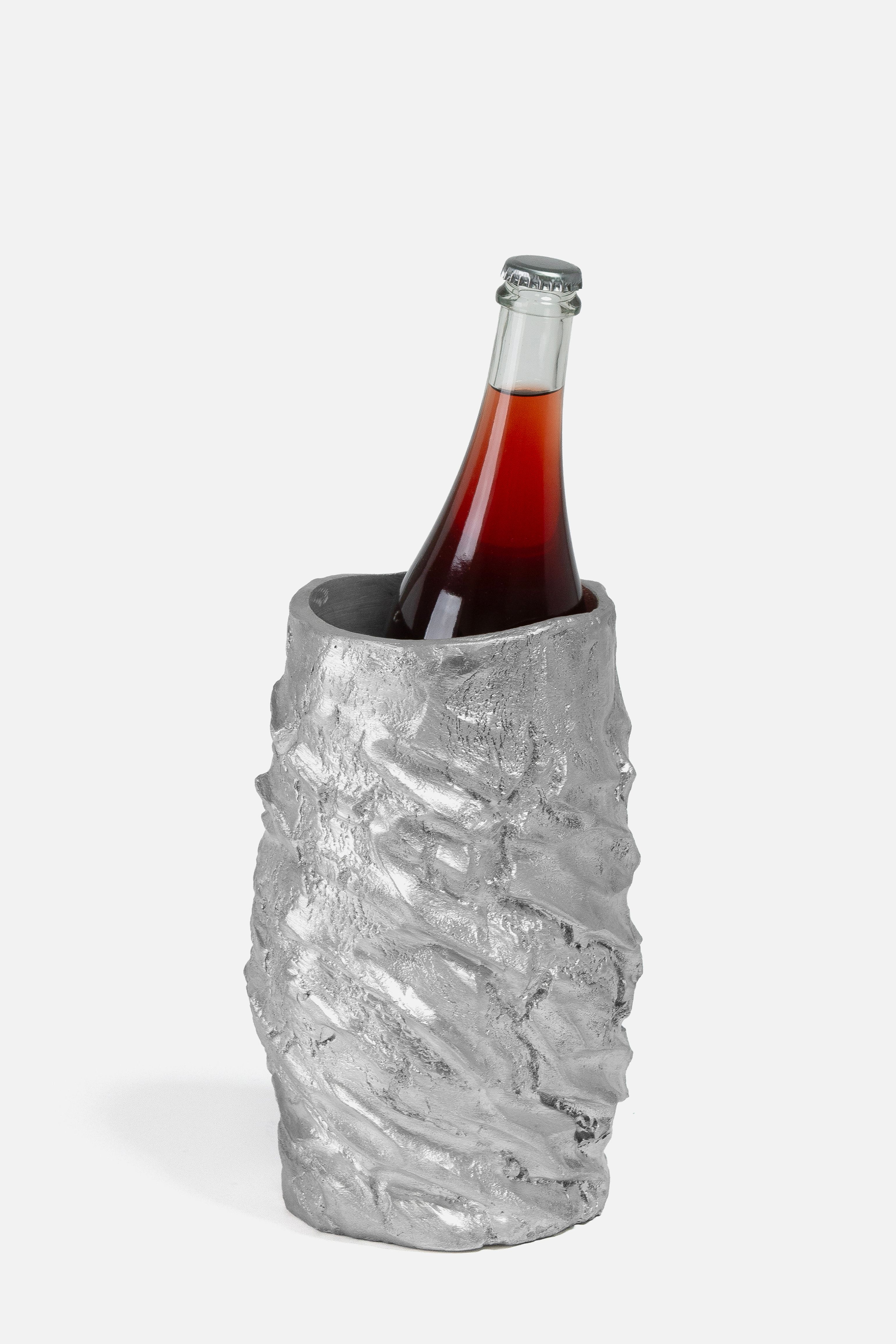 Aleni aluminum vase AS-01 with a bottle of red sparkling wine, product image