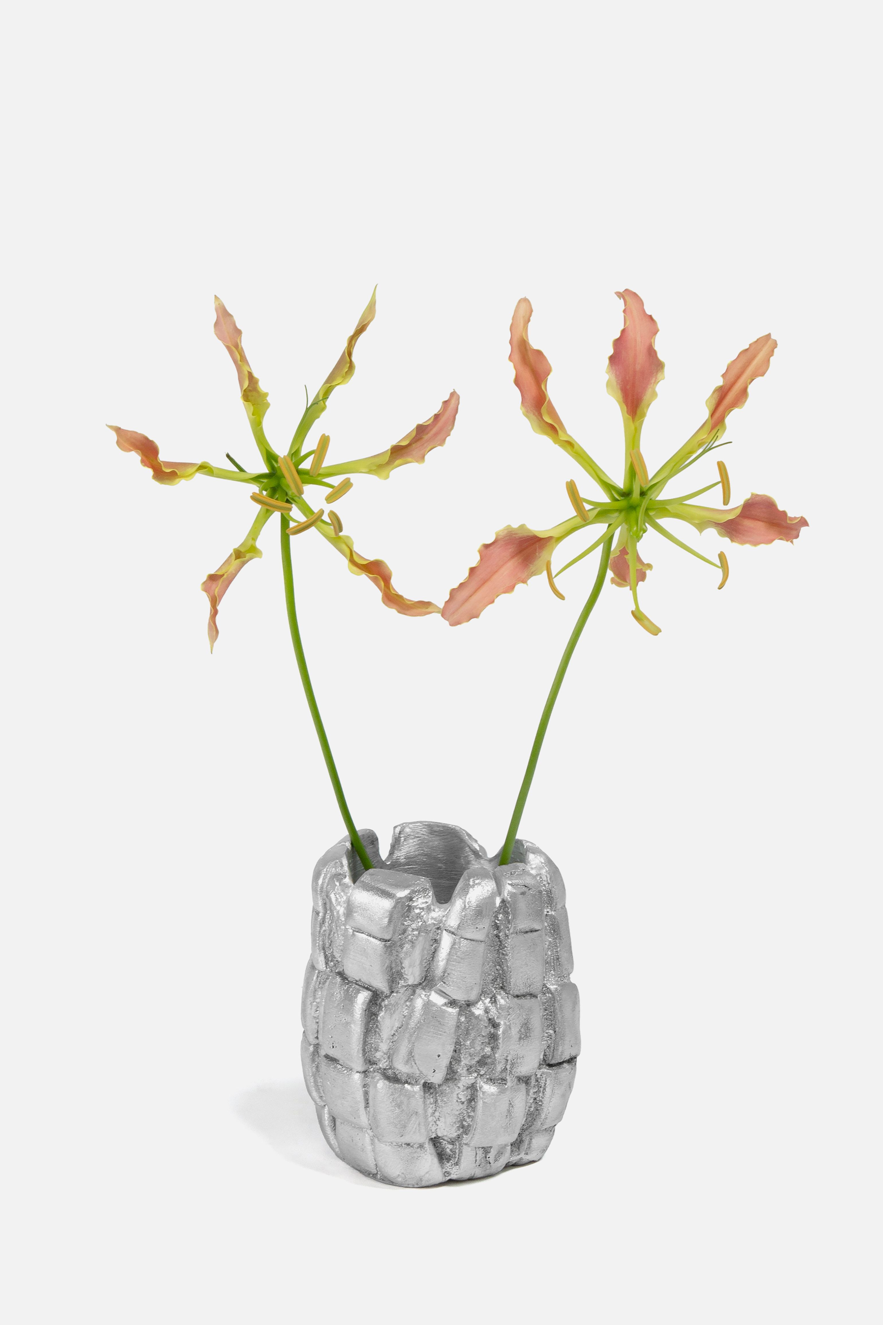 Aleni aluminum cup AS-03 with two Japanese lily flowers, product image