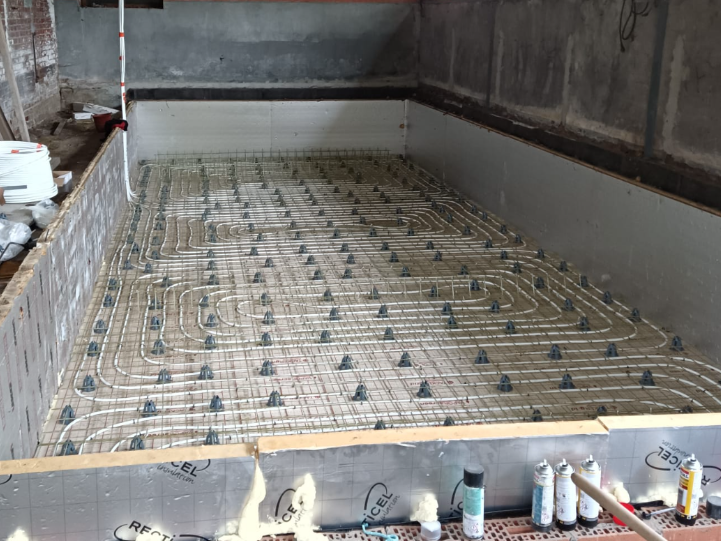 GFRP reinforcement mesh in a swimming-pool basin before concreting