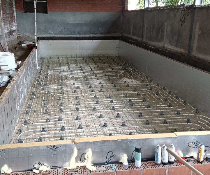 GFRP reinforcement mesh in a swimming-pool basin before concreting