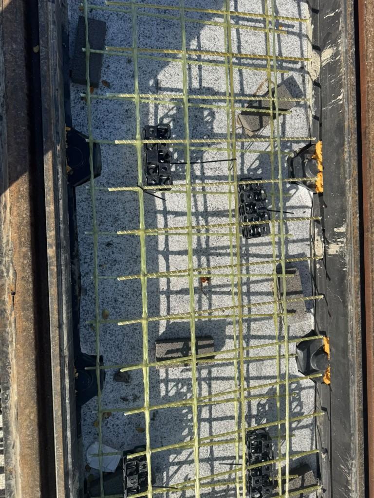 Double Ø8 mm glass-fibre mesh on chairs between tram rails