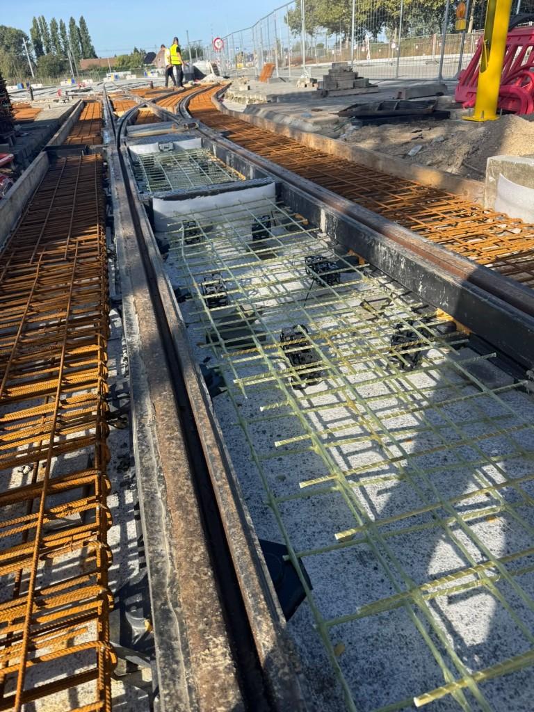 De Lijn tram track with glass-fibre mesh in the track bed and steel reinforcement in the neighbouring bay