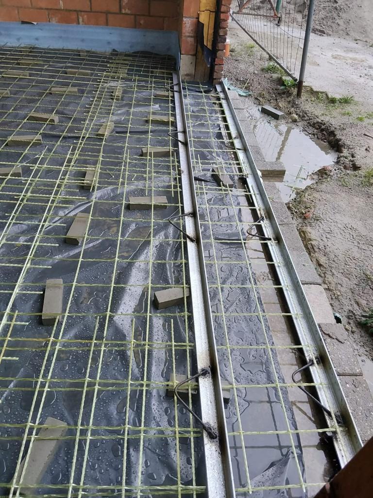 Close-up of glass-fibre mesh, spacers and expansion joint profile on a residential pour