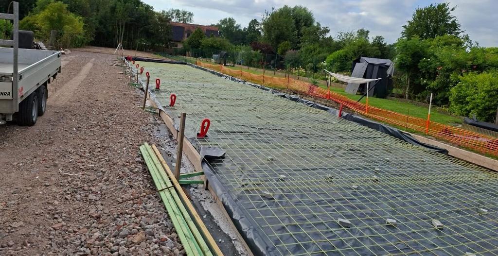 Glass-fibre reinforcement mesh installed for a garage-box concrete floor