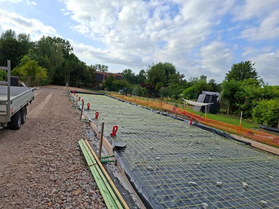 Glass-fibre reinforcement mesh installed for a garage-box concrete floor