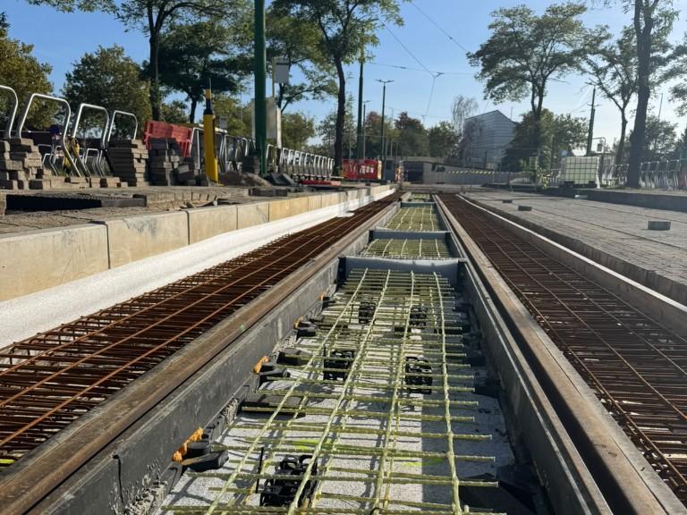 Glass-fibre mesh laid between the rails of a De Lijn tram track, with steel reinforcement in the parallel bay