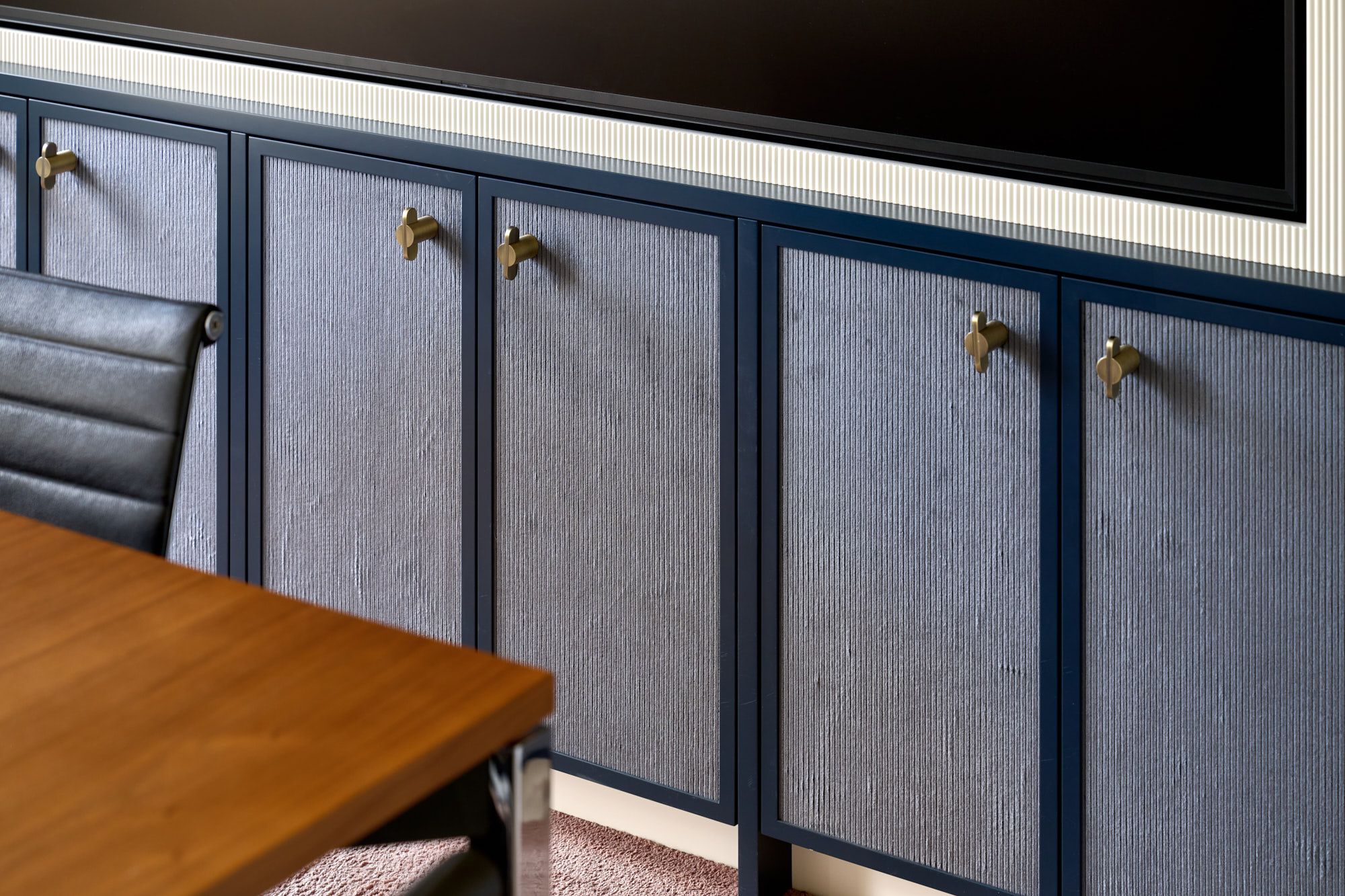 Ein präzise gearbeitetes Besprechungsraum-Detail im unverkennbaren Stephanie-Thatenhorst-Stil.