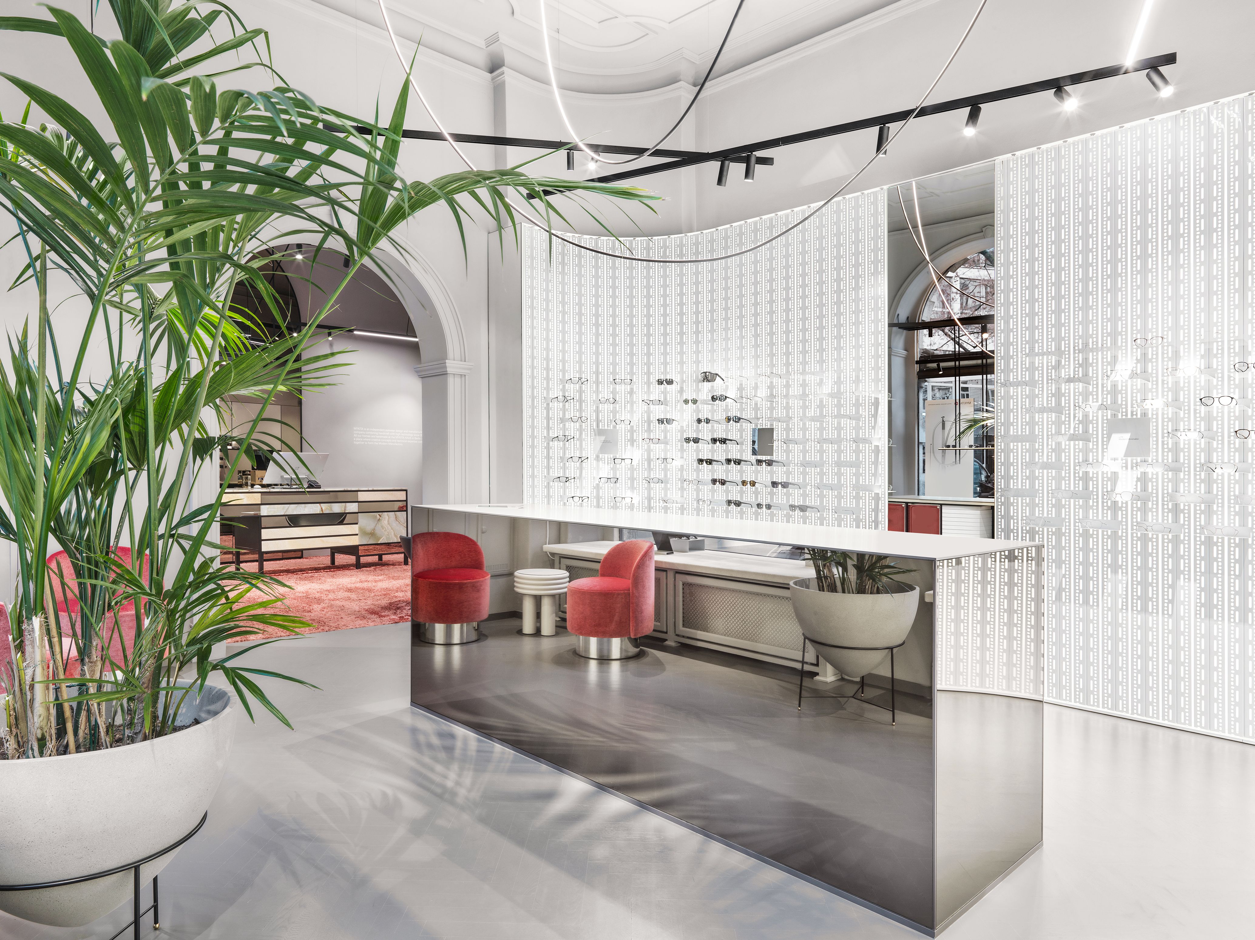 Im Mykita Shop München verbindet Stephanie Thatenhorst elegante Spiegelflächen, transparente Strukturen und Akzentfarben zu einer modernen Retail-Atmosphäre.