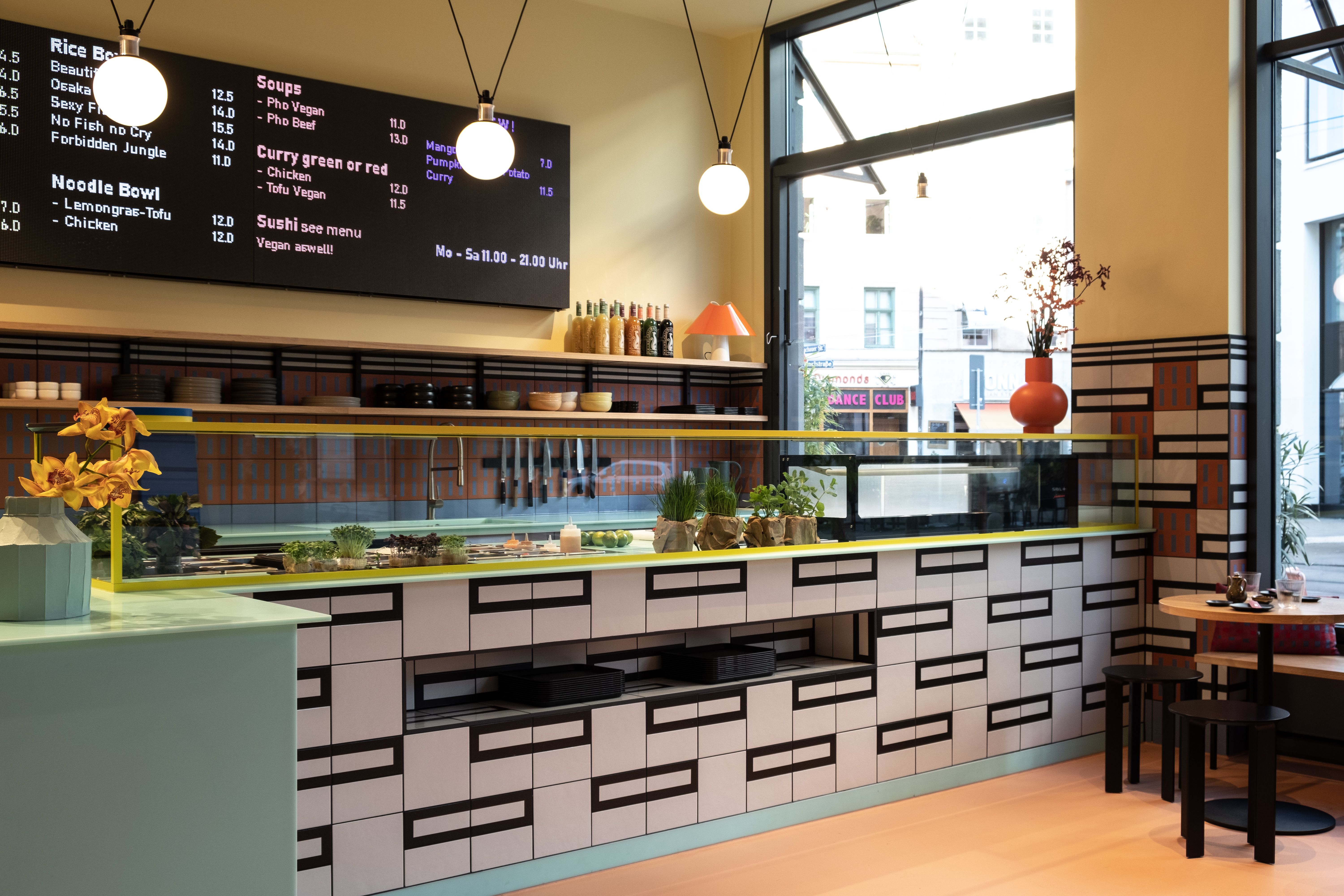 Der offen gestaltete Tresen von By Vu – Asian Restaurant verbindet klare Linien, grafische Fliesen und frische Zutaten zu einem modernen Gastronomiekonzept von Stephanie Thatenhorst.