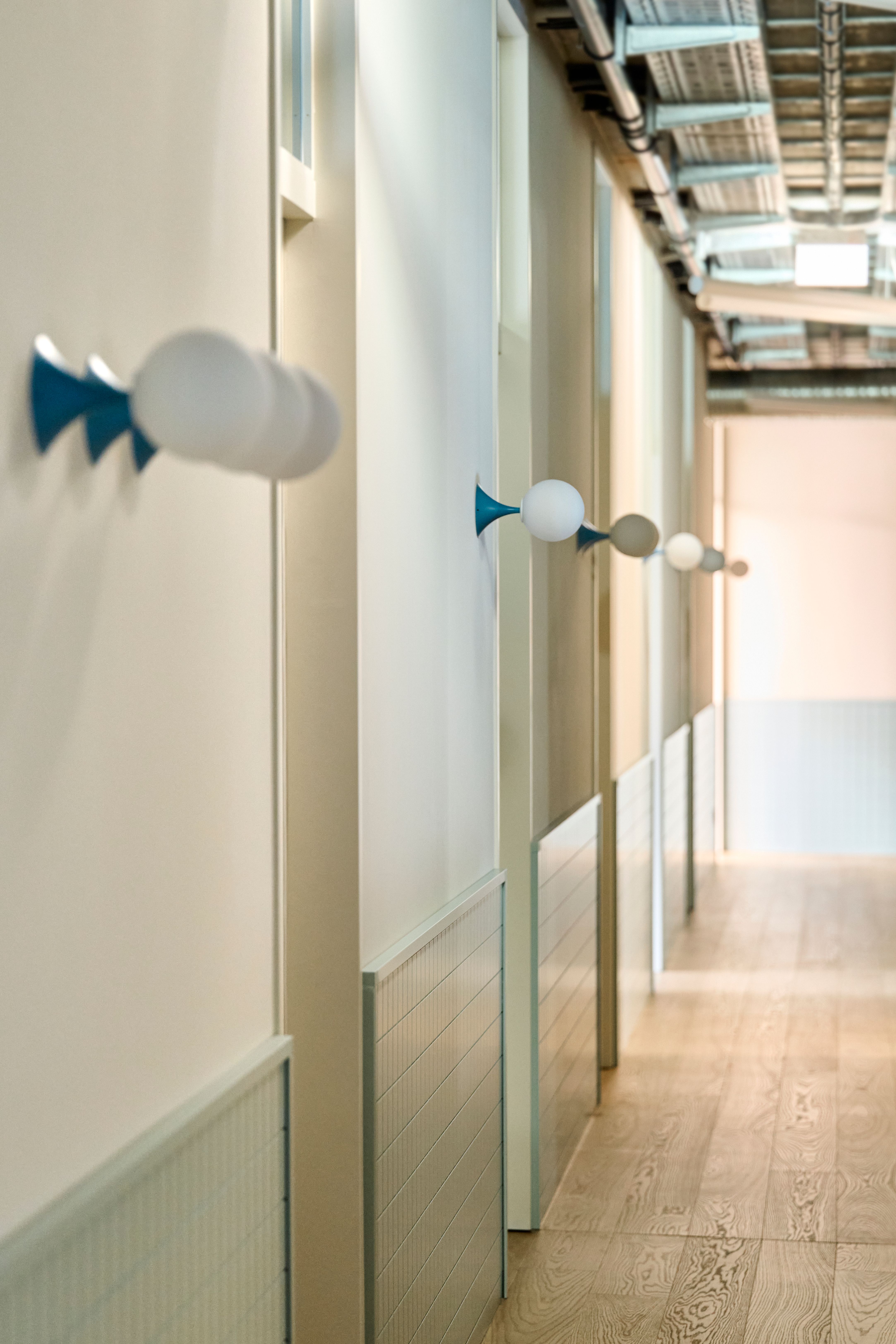 Design-Flur mit charakteristischer Beleuchtung bei Lieblingszahnarzt, gestaltet von Stephanie Thatenhorst